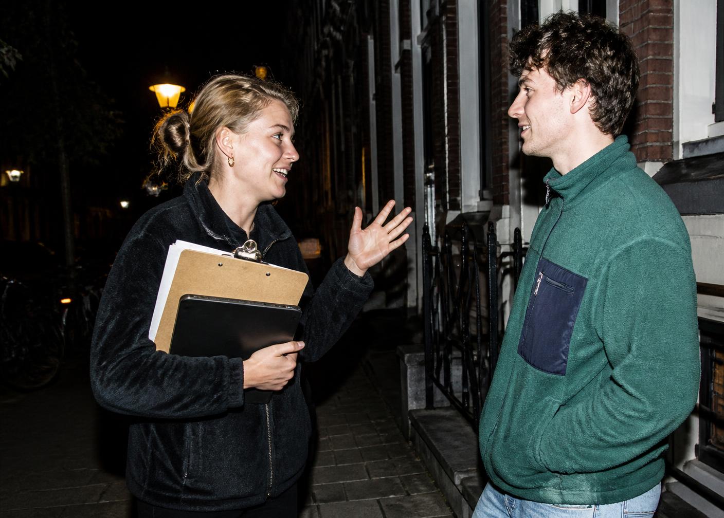 Twee mensen in gesprek op straat